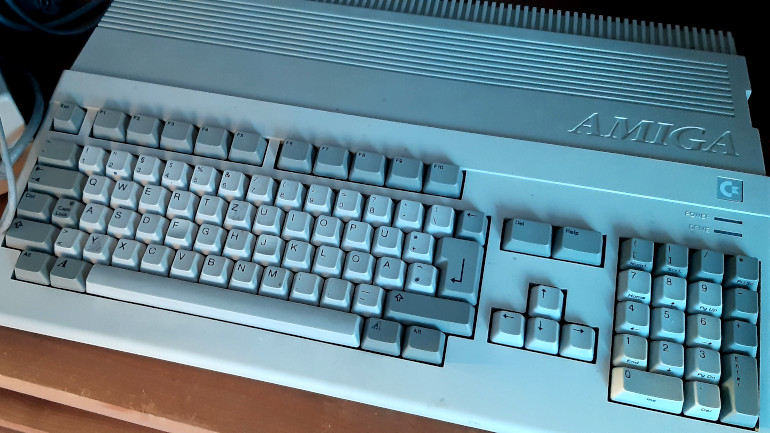 Za i przeciw: Amiga 500 oraz A604n w jzyku angielskim